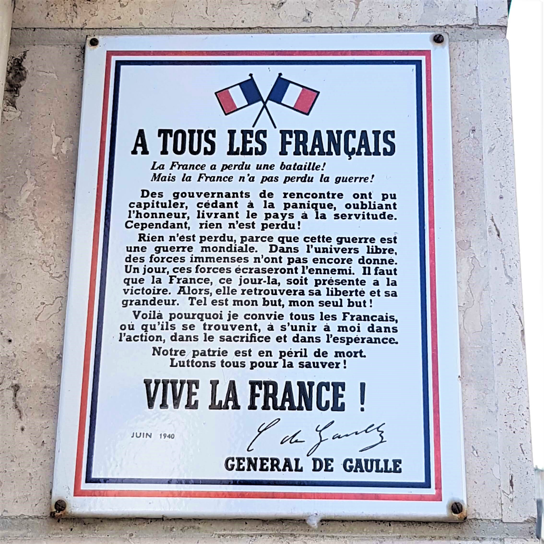 Une plaque accrochée au mur d'une habitation nous livre le discourt du Général de Gaulle en juin 1640