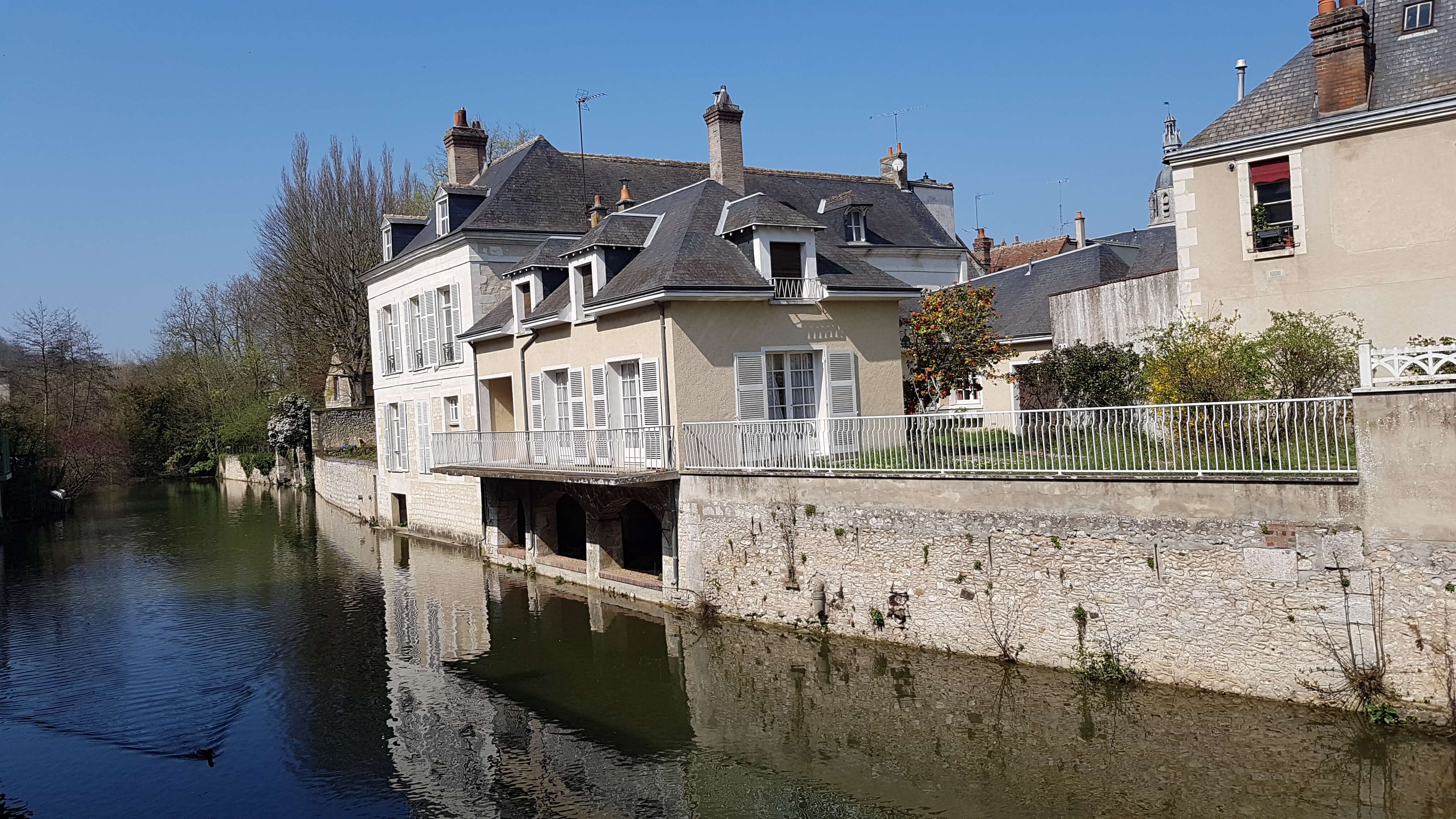 Maisons en bord de Loir avec sous sol ouvert sur le Loir et terrasse