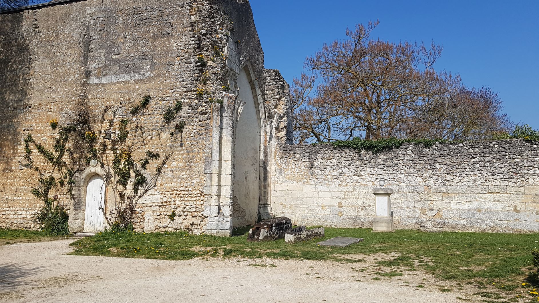 A gauche Ruine du Château de Vendôme