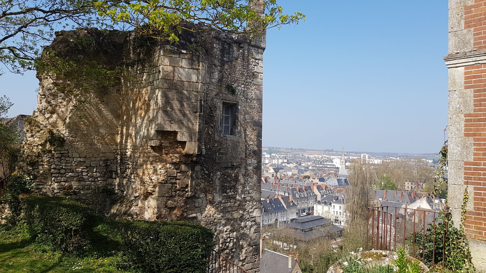 Vue sur la ville de Vendôme entre une ruine du Château à gauche et la belle demeure en brique rouge à droite