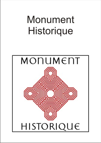 Au centre d'un carré blanc se trouve le dessin en rouge du labyrinthe de la cathédrale de Reims. En haut est écrit en noir Monument et en bas du carré historique.